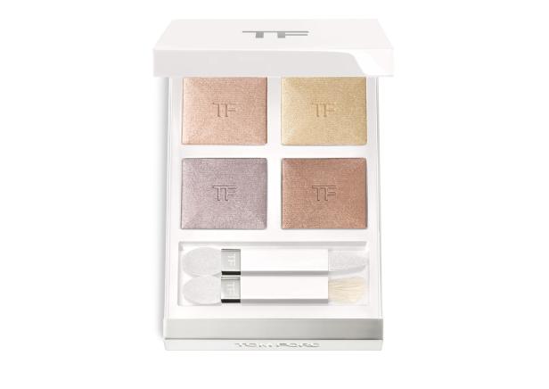 Eine geöffnete, weiße Lidschattenpalette von Tom Ford mit vier verschiedenen Farben und Applikatoren.