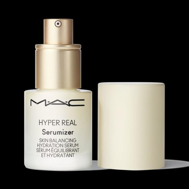 Eine Flasche „Hyper Real Serumizer“ von MAC mit geöffnetem Deckel.