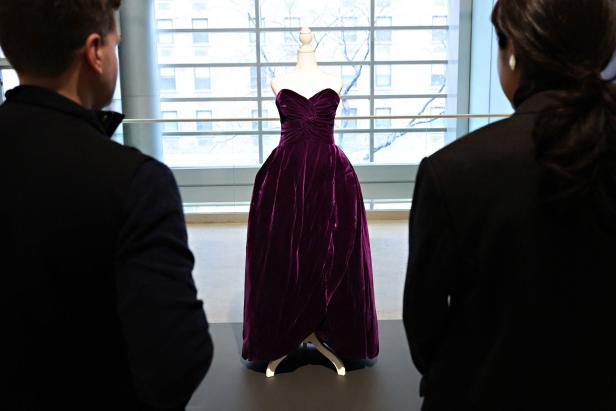 Kleid von Prinzessin Dianafür für rund 600.000 Dollar versteigert