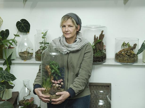 Andrea Mühlwisch hält ein Pflanzenglas