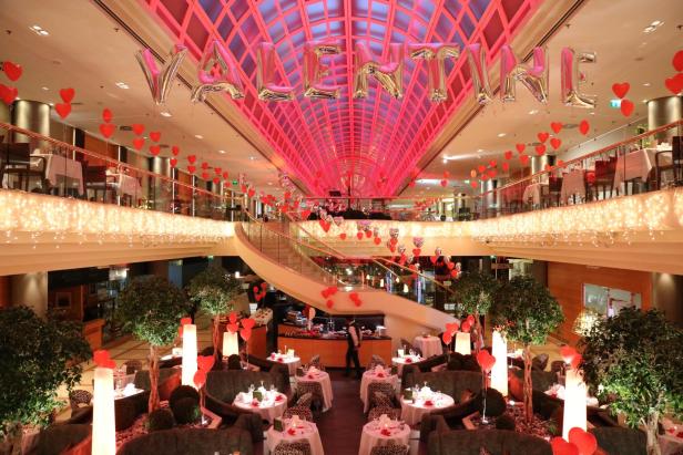 Das Vienna Marriott Hotel ist mit Ballons zum Valentinstag geschmückt.