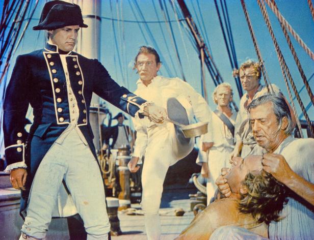 Szene mit Marlon Brando als Offizier auf einem Segelschiff, der einen Befehl erteilt.
