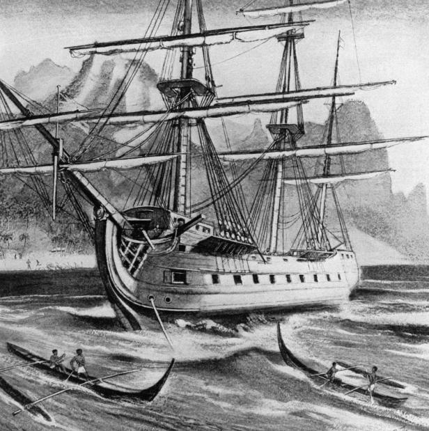 Ein Segelschiff auf dem Meer, umgeben von kleinen Booten und einer bergigen Küstenlinie.