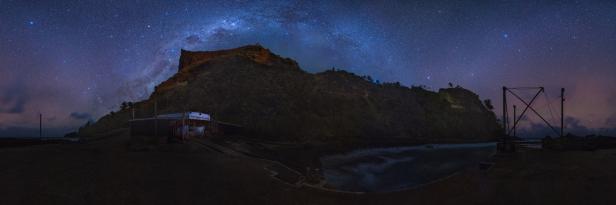 Nachtaufnahme von Pitcairn Island unter einem sternenklaren Himmel mit der Milchstraße.