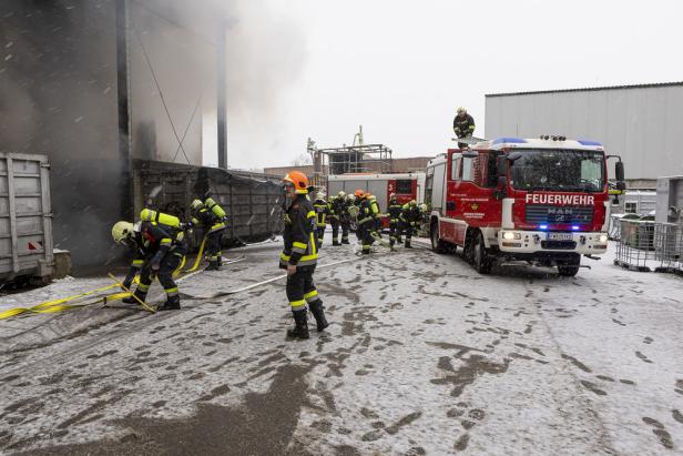 51 Einsatzkräfte bekämpften Brand bei Kremser Entsorgungsfirma