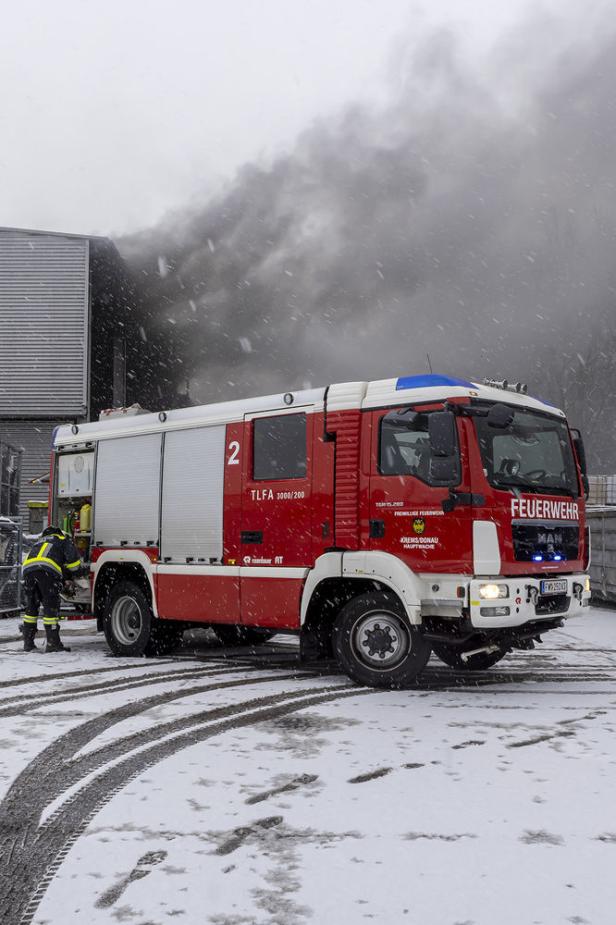 51 Einsatzkräfte bekämpften Brand bei Kremser Entsorgungsfirma