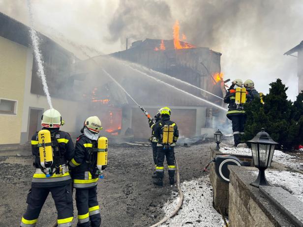 NÖ: Zwölf Feuerwehren bekämpfen Großbrand auf Bauernhof