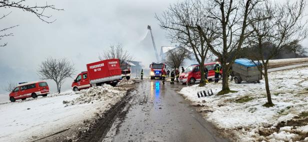 NÖ: Zwölf Feuerwehren bekämpfen Großbrand auf Bauernhof