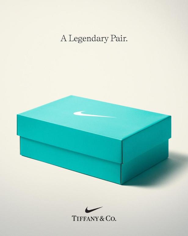 Ein türkisfarbener Schuhkarton von Nike und Tiffany & Co..