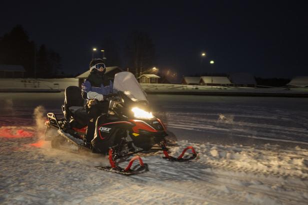 Schnell im Schnee: Mit Hunden und Toyota RAV4 GR Sport in Schweden