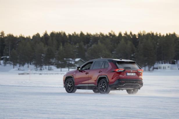 Schnell im Schnee: Mit Hunden und Toyota RAV4 GR Sport in Schweden