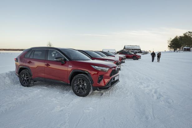 Schnell im Schnee: Mit Hunden und Toyota RAV4 GR Sport in Schweden