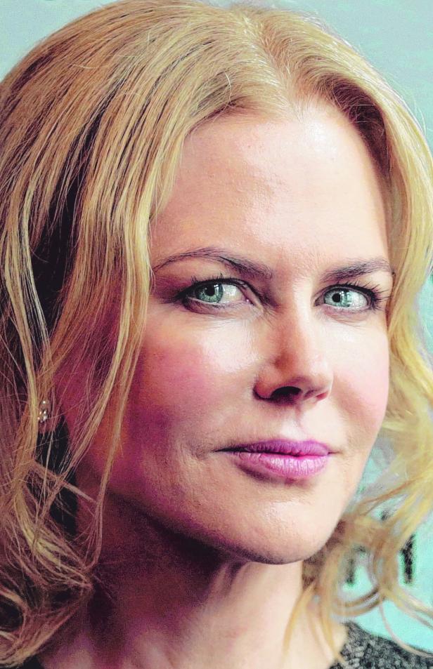 Nahaufnahme von Nicole Kidman mit blonden Locken und hellen Augen.