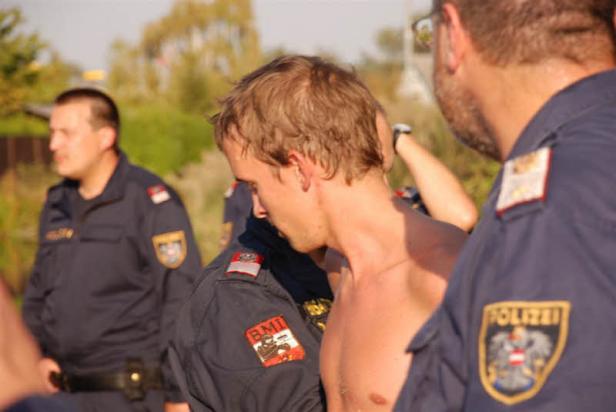 Räuber zückte Messer: Fast nackt im Maisfeld geschnappt