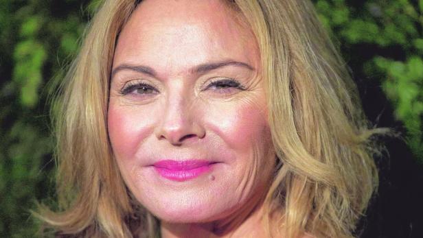 Nahaufnahme von Kim Cattrall mit pinkfarbenem Lippenstift und blonden Haaren.