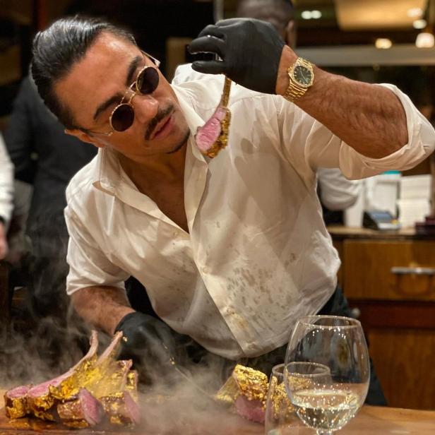 Salt Bae präsentiert ein mit Blattgold überzogenes Steak.