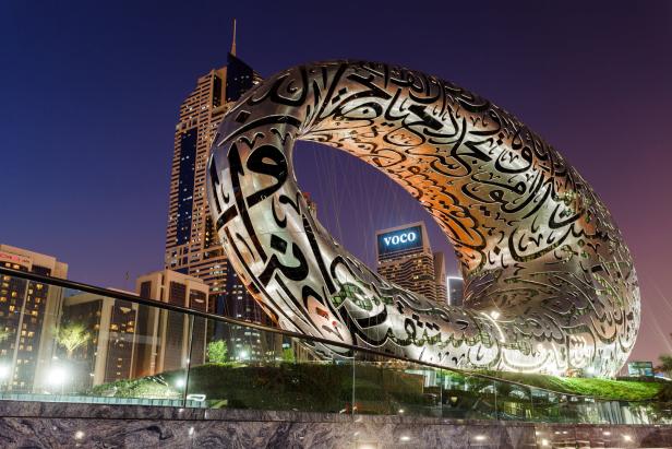 Das Museum der Zukunft in Dubai, verziert mit arabischer Kalligrafie, bei Nacht.