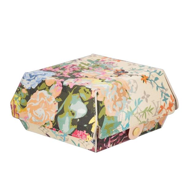 Eine quadratische Schmuckschatulle mit einem bunten Blumenmuster.