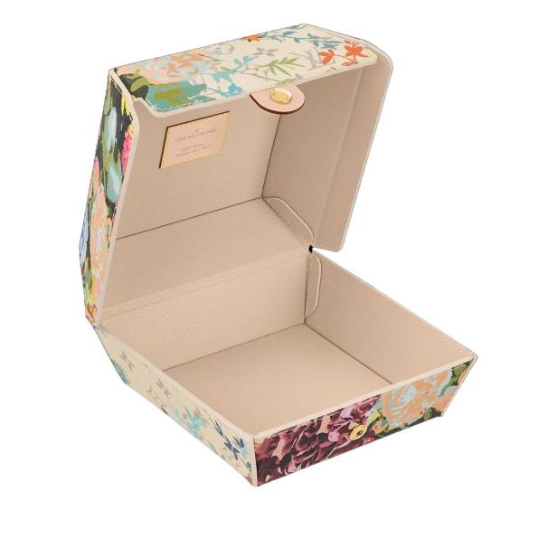 Eine offene, blumengemusterte Louis Vuitton Schmuckschatulle.