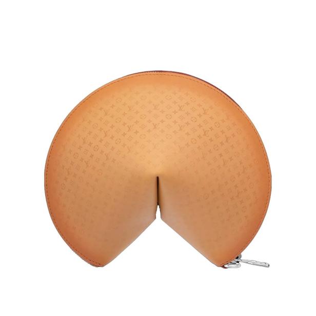Eine Louis Vuitton Handtasche in Form eines Glückskekses.