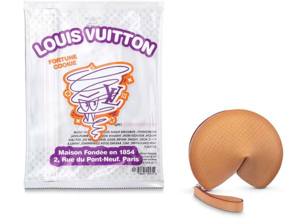 Eine Louis Vuitton-Tüte mit der Aufschrift „Fortune Cookie“ und eine Fortune Cookie-Handtasche.