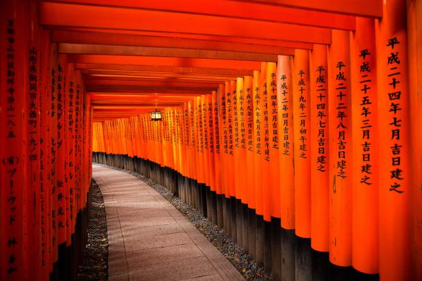 Der Fushimi-Inari-Schrein mit seinen ikonischen roten Torbögen in Kyoto, Japan.