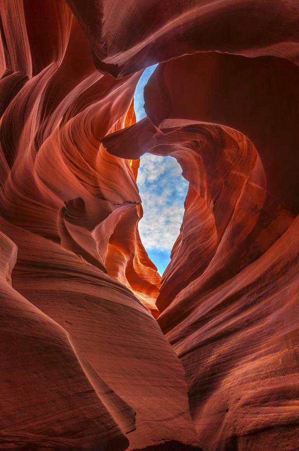 Blick durch den Antelope Canyon auf einen Himmel mit Wolken.