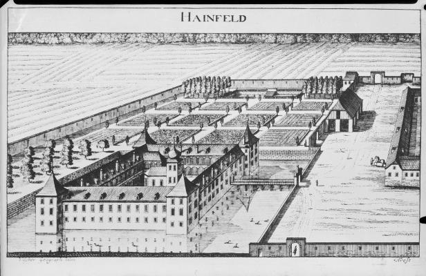 Eine historische Darstellung von Hainfeld mit einem Schloss, Gärten und umgebenden Feldern.