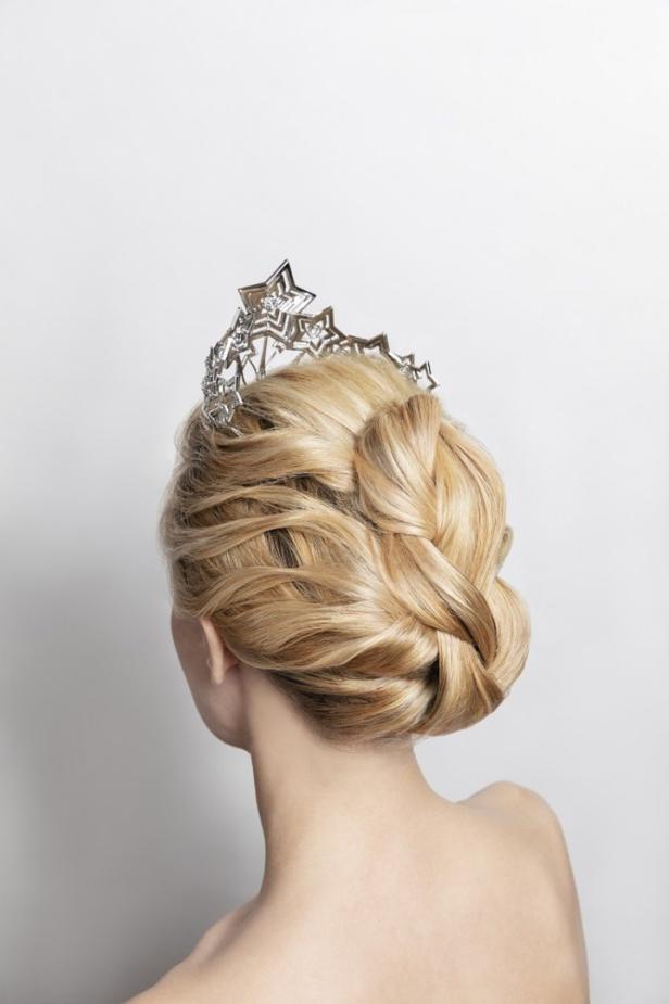 Eine Frau mit blonden Haaren trägt eine sternförmige Tiara.