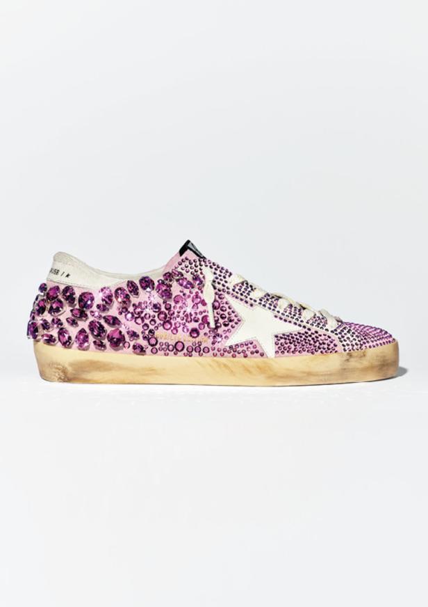 Ein rosafarbener Golden Goose Sneaker, verziert mit glitzernden, pinkfarbenen Schmucksteinen.