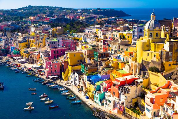 Blick auf die bunten Häuser von Procida, einer Insel im Golf von Neapel.