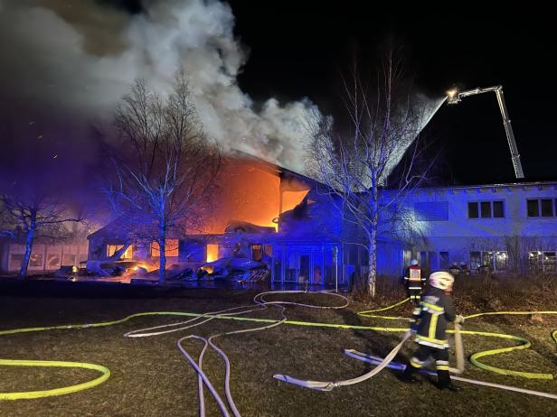 Großbrand in Gewerbebetrieb in Niederösterreich: Ermittlungen eingeleitet