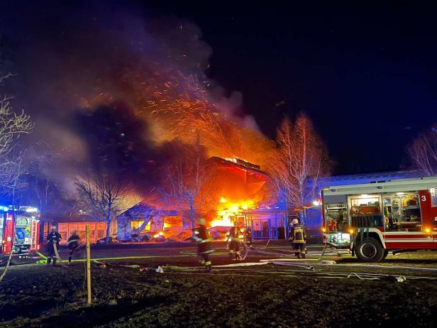 Großbrand in Gewerbebetrieb in Niederösterreich: Ermittlungen eingeleitet