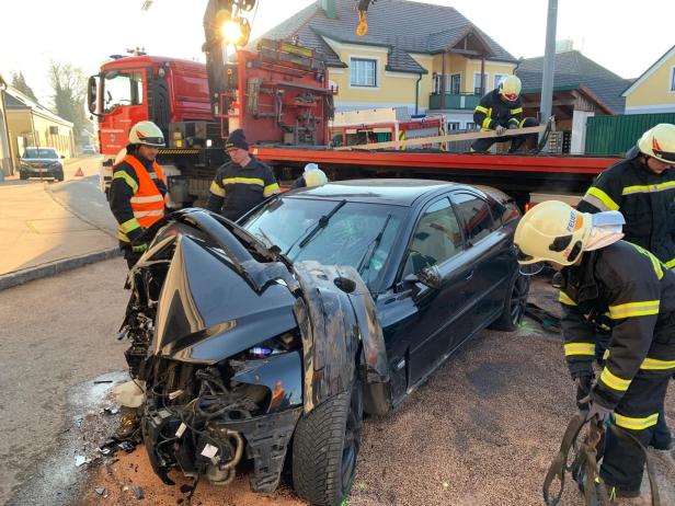 Unfall in St. Pölten: Auto krachte gegen eine Hausmauer