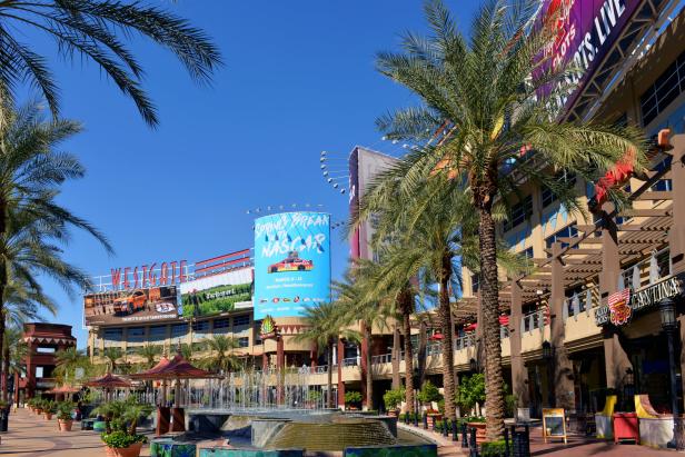 Das Westgate Entertainment District mit Palmen und Werbetafeln für NASCAR-Veranstaltungen.