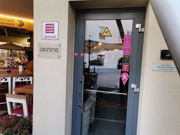 Der Eingang zum Restaurant „pinnino“ ist mit Auszeichnungen versehen.