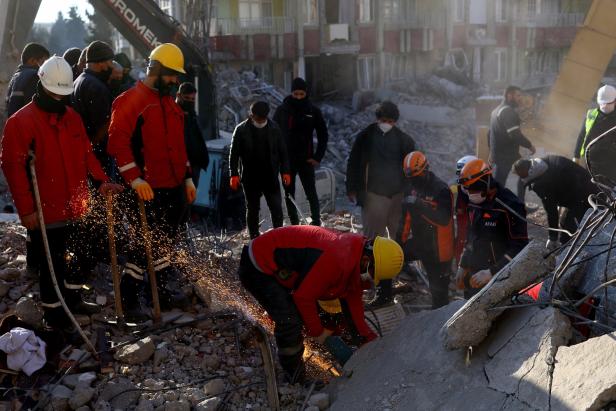 Erdbeben: Kind und Frau nach sechs Tagen aus Trümmern gerettet