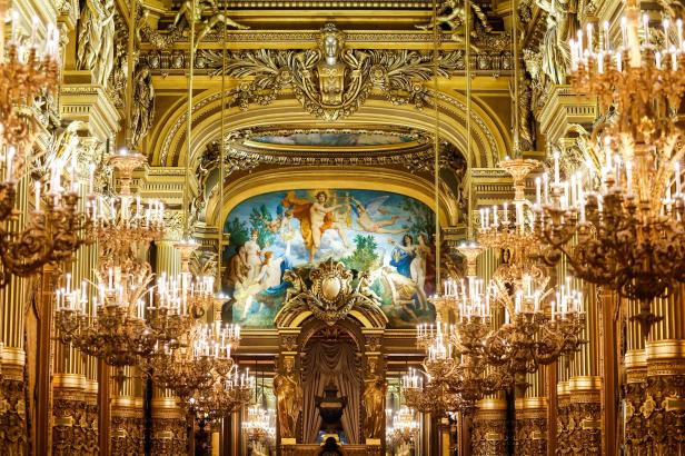Detailansicht der opulenten, goldenen Innenausstattung der Opéra Garnier in Paris.