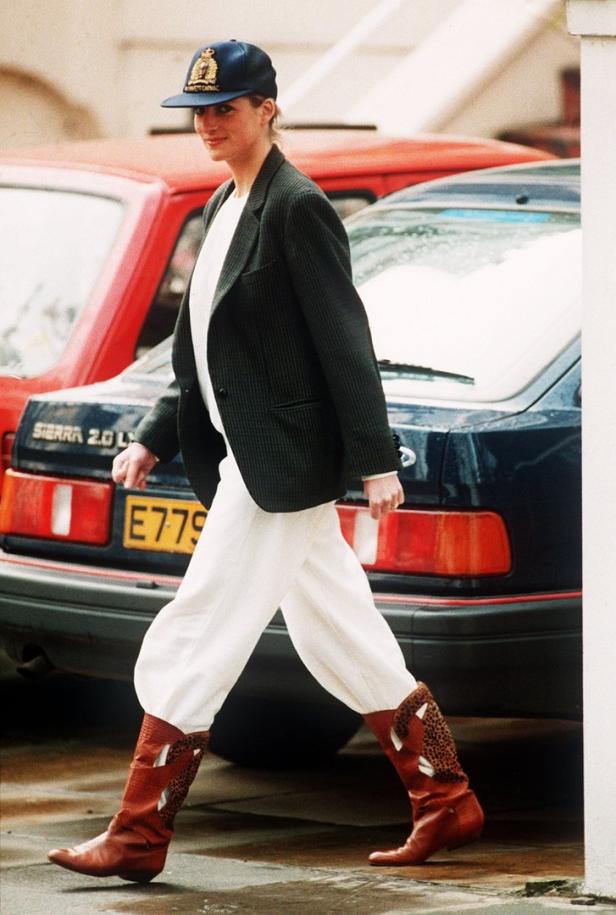 Diana, Prinzessin von Wales, trägt eine Jacke, eine Hose und Stiefel, während sie geht.