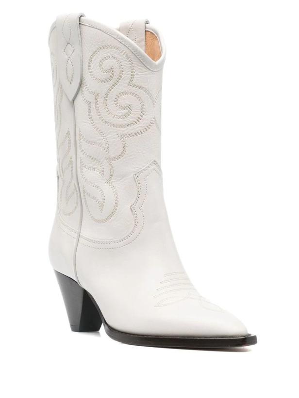 Ein weißer Cowboystiefel mit dunklem Absatz.
