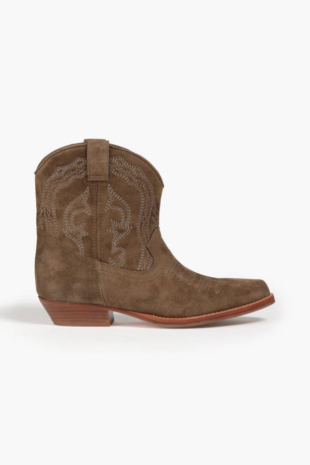 Ein brauner Wildlederstiefel im Westernstil mit Stickereien.