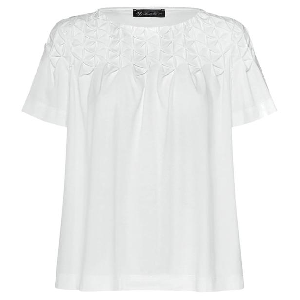 Eine weiße Bluse mit kurzen Ärmeln und geometrischen Details am Kragen.