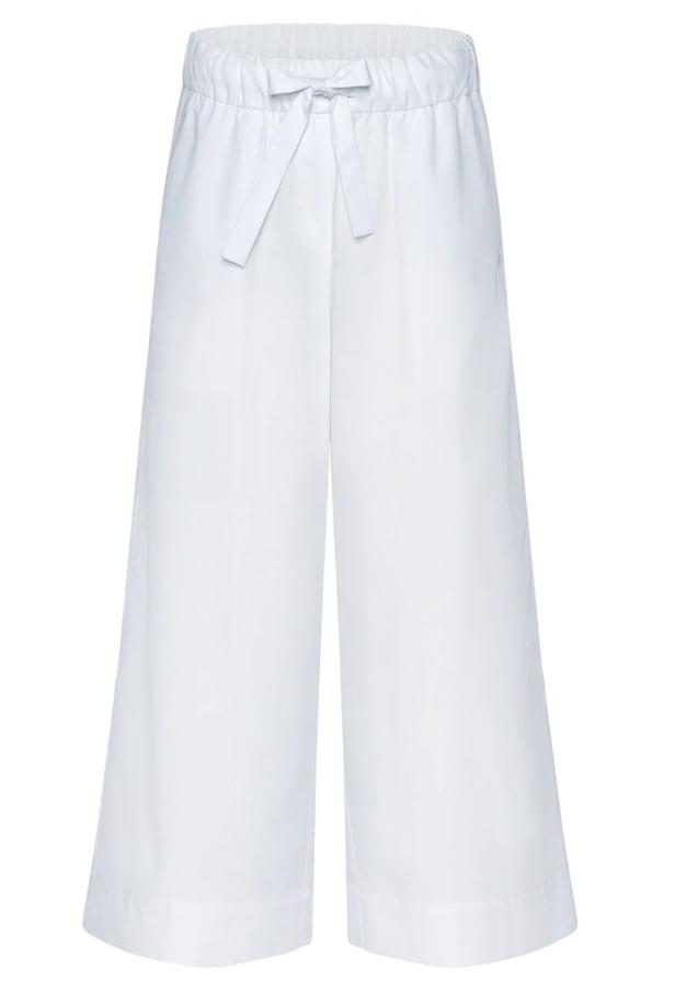 Eine weiße Culottes-Hose mit Bindeband am Bund.