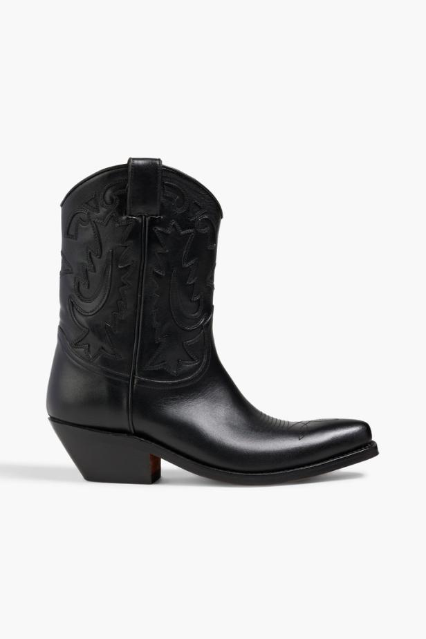Ein schwarzer Cowboy-Stiefel mit Stickereien steht vor einem weißen Hintergrund.