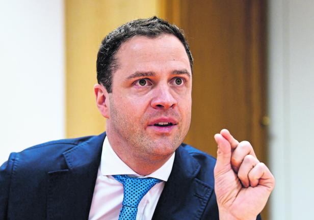 FPÖ-Klubobmann Gudenus während eines Interviews.