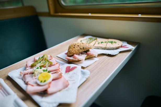 Ein Tisch mit verschiedenen Sandwiches und anderen Speisen darauf.