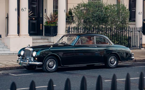3._1961_bentley_s2_continental_upcyled_by_lunaz_design_static_in_london.jpg
