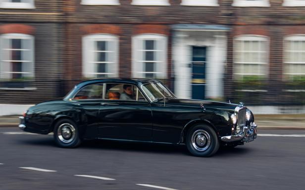 4._1961_bentley_s2_continental_upcyled_by_lunaz_design_panning_in_london.jpg