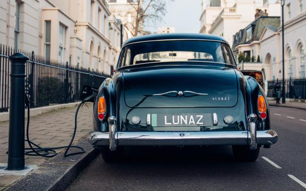8._1961_bentley_s2_continental_upcyled_by_lunaz_design_on_charge_in_london_on_lamp_post.jpg