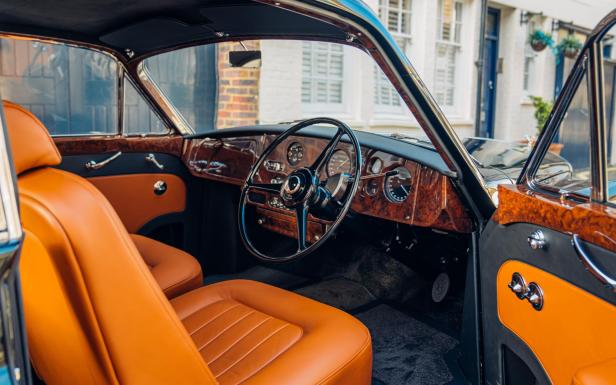 9._1961_bentley_s2_continental_upcyled_by_lunaz_design_interior_close_up.jpg